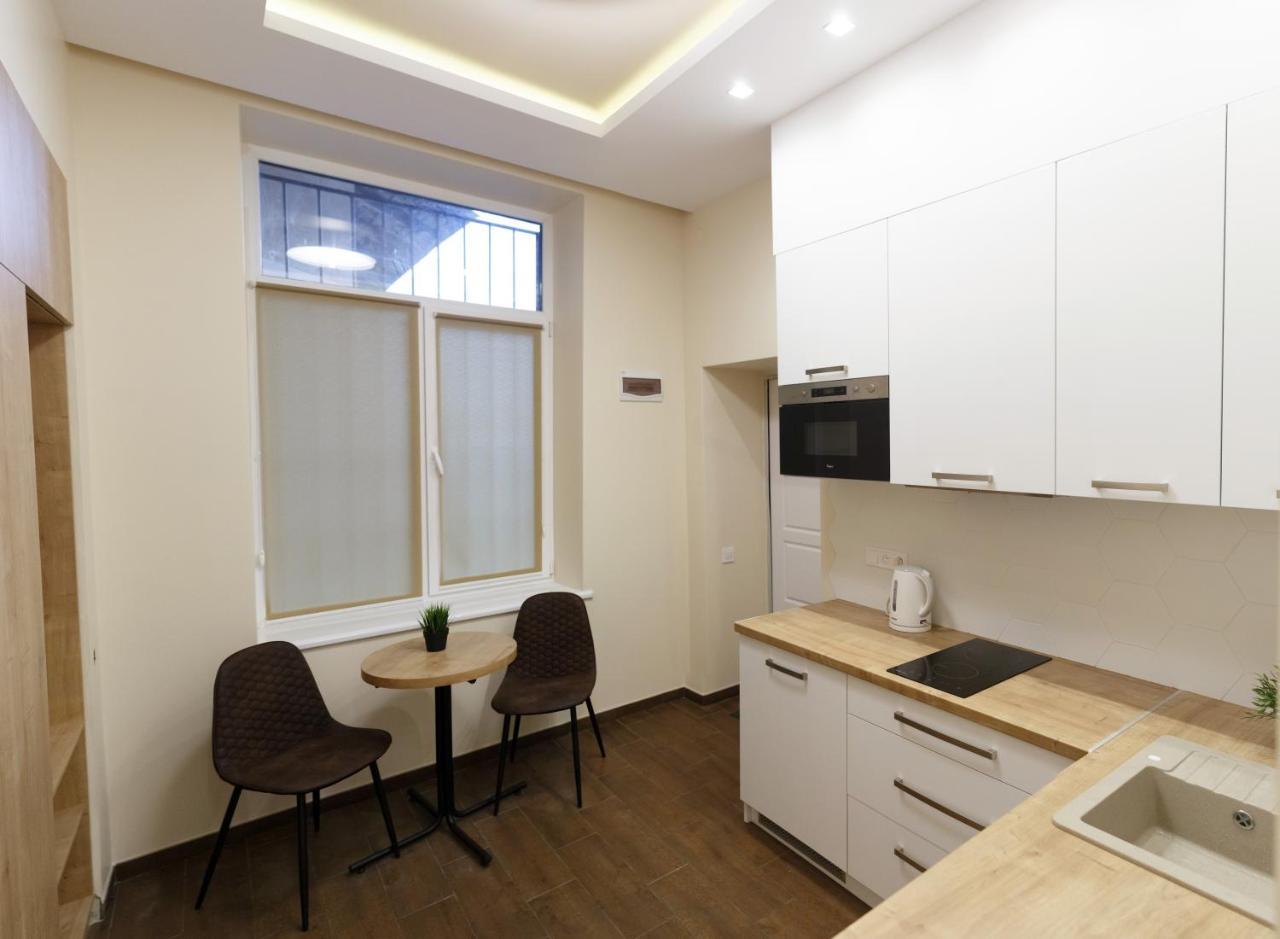 Charming Apartment In The City Center Львов Экстерьер фото
